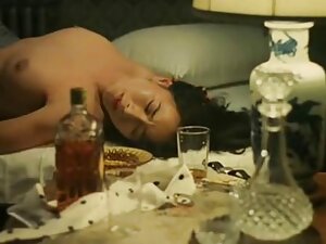 Une femme adore aval ...