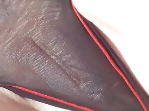 Jeune brune se donne ...