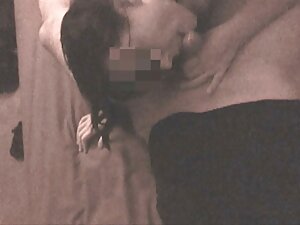 Dans la chambre, sur un grand lit, il y a un homme nu erotique streaming film armé d'une caméra vidéo. Une salope rousse mature et nue était assise devant le jeune homme. Pour commencer, la beauté branle la bite, puis la prend dans sa bouche.