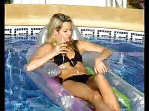 Blonde à la gorge vi ...